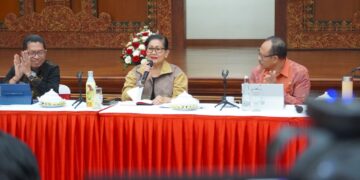 Ibu Putri Koster saat memimpin Rapat Teknis Pameran IKM Bali Bangkit dan Pameran Kuliner Tradisional Bali di Jaya Sabha, Denpasar, Selasa (9/6/2026). -IST