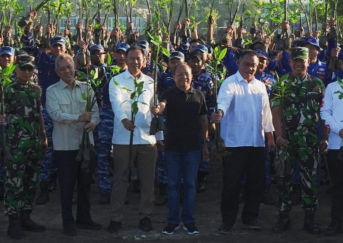Menteri Lingkungan Hidup Republik Indonesia, Mohammad Jumhur Hidayat, bersama Gubernur Bali Wayan Koster memimpin aksi penanaman mangrove di Mangrove Arboretum Park, Pedungan, Denpasar Selatan, Rabu (10/6/2026).