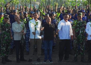 Menteri Lingkungan Hidup Republik Indonesia, Mohammad Jumhur Hidayat, bersama Gubernur Bali Wayan Koster memimpin aksi penanaman mangrove di Mangrove Arboretum Park, Pedungan, Denpasar Selatan, Rabu (10/6/2026).