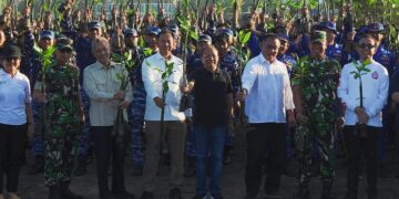 Menteri Lingkungan Hidup Republik Indonesia, Mohammad Jumhur Hidayat, bersama Gubernur Bali Wayan Koster memimpin aksi penanaman mangrove di Mangrove Arboretum Park, Pedungan, Denpasar Selatan, Rabu (10/6/2026).