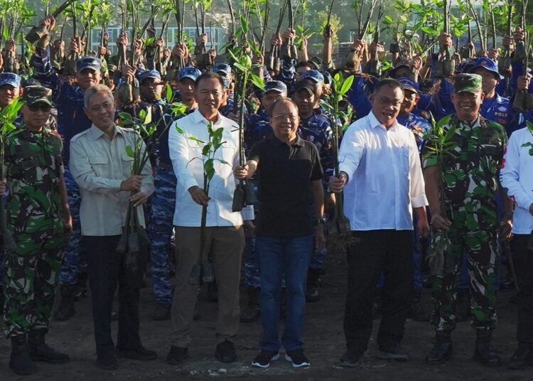 Menteri Lingkungan Hidup Republik Indonesia, Mohammad Jumhur Hidayat, bersama Gubernur Bali Wayan Koster memimpin aksi penanaman mangrove di Mangrove Arboretum Park, Pedungan, Denpasar Selatan, Rabu (10/6/2026).