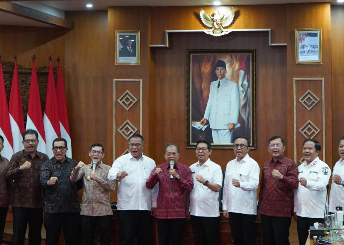 Menteri LH dan Pemerintah Provinsi Bali saat deklasri Bali 100 persen pilah sampah. -IST