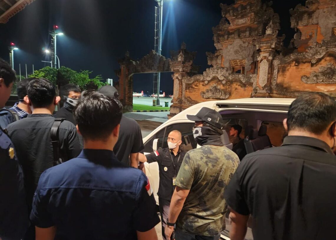 Petugas Imigrasi Ngurah Rai saat menggagalkan keberangkatan buronan interpol. -BALITOPIK.COM
