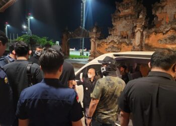 Petugas Imigrasi Ngurah Rai saat menggagalkan keberangkatan buronan interpol. -BALITOPIK.COM