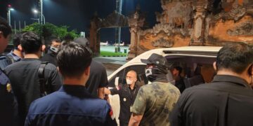 Petugas Imigrasi Ngurah Rai saat menggagalkan keberangkatan buronan interpol. -BALITOPIK.COM