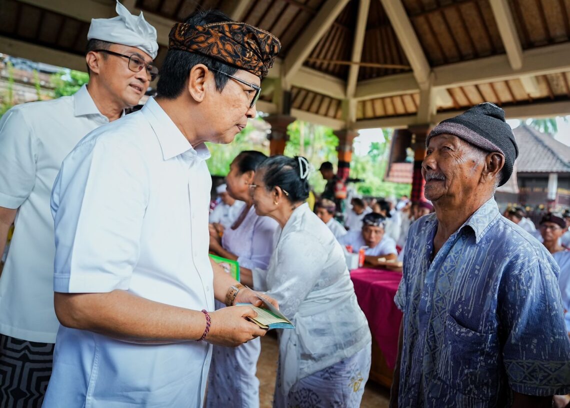 Bupati Badung didampingi Sekda saat menyerhkan bansos hari raya umat Hindu. -IST