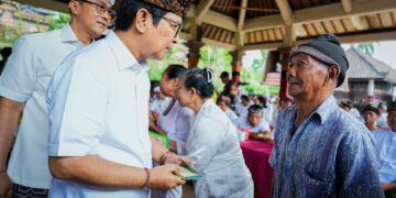 Bupati Badung didampingi Sekda saat menyerhkan bansos hari raya umat Hindu. -IST