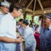 Bupati Badung didampingi Sekda saat menyerhkan bansos hari raya umat Hindu. -IST