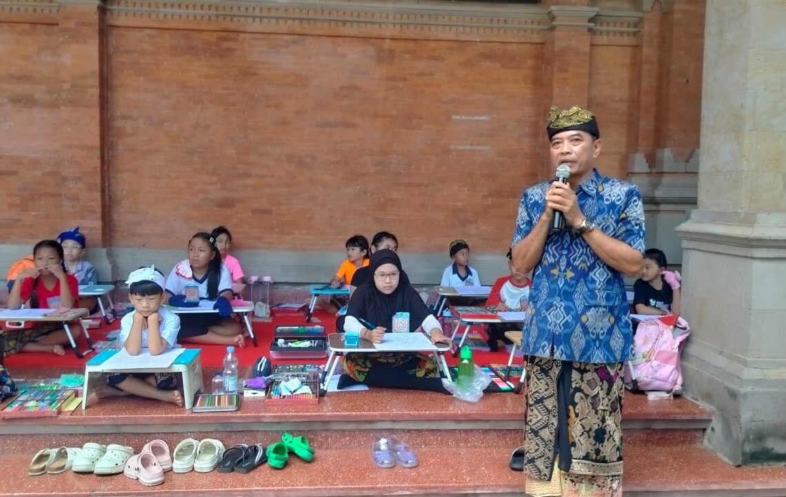 Ketua Dewan Juri Lomba Mewarnai PKB XLVIII Tahun 2026, Dewa Putu Gede Budiarta saat menyampaikan arahan. -IST