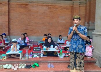 Ketua Dewan Juri Lomba Mewarnai PKB XLVIII Tahun 2026, Dewa Putu Gede Budiarta saat menyampaikan arahan. -IST