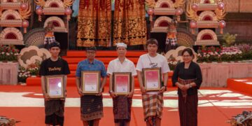 Duta Kabupaten Badung saat menerima penghargaan. -IST