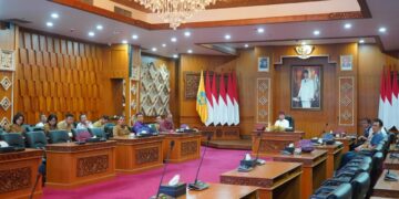 Gubernur Bali Wayan Koster saat memimpin rapat koordinasi. -BALITOPIK.COM