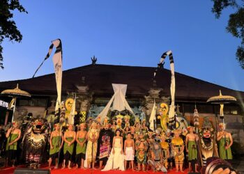 Foto bersama para peserta dari Sanggar Seni Kadung Tresna dan Barong Binal Mengwitani usai tampil memukau di PKB 2026. -BALITOPIK.COM