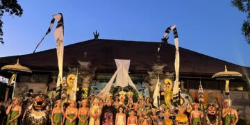 Foto bersama para peserta dari Sanggar Seni Kadung Tresna dan Barong Binal Mengwitani usai tampil memukau di PKB 2026. -BALITOPIK.COM