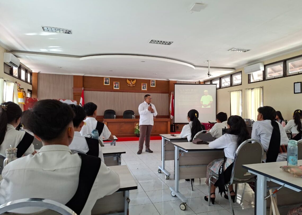 Founder Mahardhika Institute I Putu Eka Mahardhika, S.IP., M.AP. yang akrab disapa Jro Eka saat menjadi narasumber. -BALITOPIK.COM