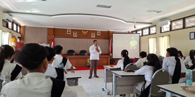 Founder Mahardhika Institute I Putu Eka Mahardhika, S.IP., M.AP. yang akrab disapa Jro Eka saat menjadi narasumber. -BALITOPIK.COM