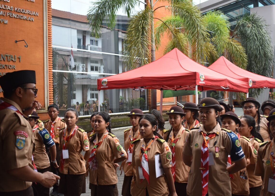 Sekretaris Bidang Satuan Karya Pramuka dan Satuan Komunitas (Sakoma) Kwarda Bali, Rudianto dalam sebuah acara pramuka. -BALITOPIK.COM