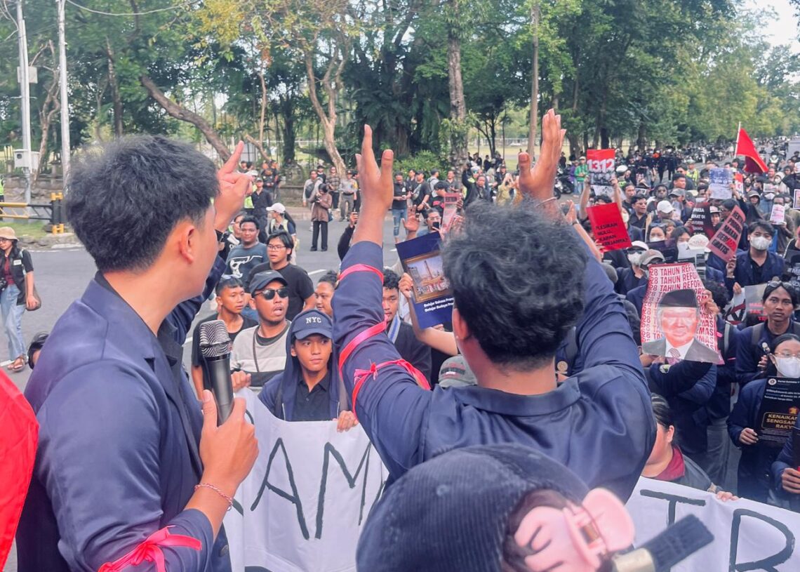 Massa aksi saat melakukan long march menuju kantor DPRD Bali. -BALITOPIK.COM