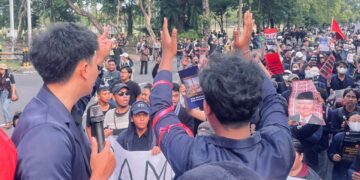 Massa aksi saat melakukan long march menuju kantor DPRD Bali. -BALITOPIK.COM