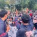 Massa aksi saat melakukan long march menuju kantor DPRD Bali. -BALITOPIK.COM