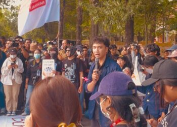 Koordinator aksi sekaligus Ketua BEM Universitas Udayana, I Gusti Agung Ngurah Oka Paramahamsa saat menyampaikan orasi. -BALITOPIK.COM
