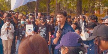 Koordinator aksi sekaligus Ketua BEM Universitas Udayana, I Gusti Agung Ngurah Oka Paramahamsa saat menyampaikan orasi. -BALITOPIK.COM
