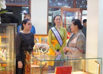 Ny. Putri Koster saat mengajak Ny. Nita Viva Yoga Mauladi, istri Wakil Menteri Transmigrasi Republik Indonesia meninjau UMKM lokal di PKB. -BALITOPIK.COM