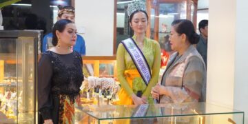 Ny. Putri Koster saat mengajak Ny. Nita Viva Yoga Mauladi, istri Wakil Menteri Transmigrasi Republik Indonesia meninjau UMKM lokal di PKB. -BALITOPIK.COM