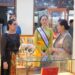 Ny. Putri Koster saat mengajak Ny. Nita Viva Yoga Mauladi, istri Wakil Menteri Transmigrasi Republik Indonesia meninjau UMKM lokal di PKB. -BALITOPIK.COM
