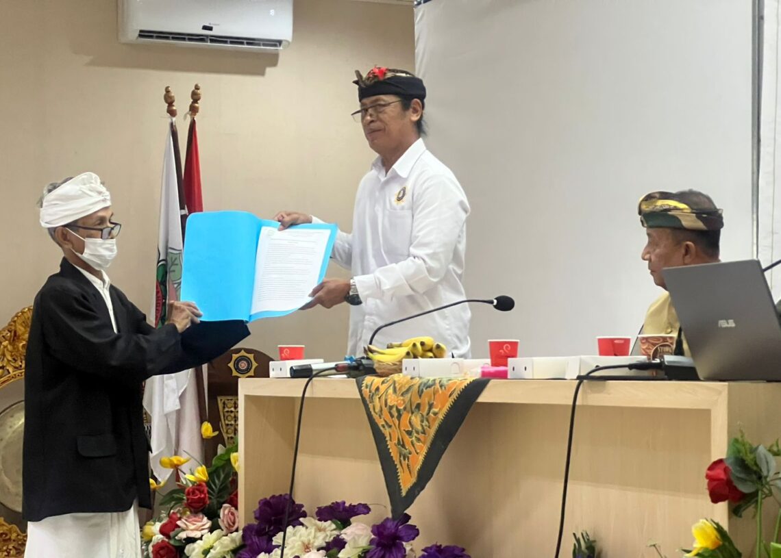 Ketua PHDI Provinsi Bali, I Nyoman Kenak saat menunjukan 8 rekomendasi PHDI Bali. -BALITOPIK.COM