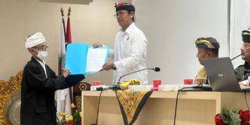 Ketua PHDI Provinsi Bali, I Nyoman Kenak saat menunjukan 8 rekomendasi PHDI Bali. -BALITOPIK.COM