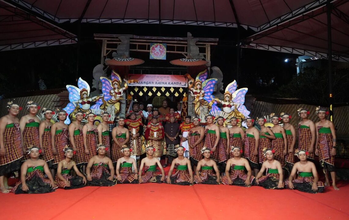 Sanggar Seni Waduk, Banjar Umakepuh, Desa Buduk, tampil membawakan Topeng Suluh sebagai Duta Kabupaten Badung pada PKB XLVIII 2026 di Kalangan Ratna Kanda, Taman Budaya Bali. -IST