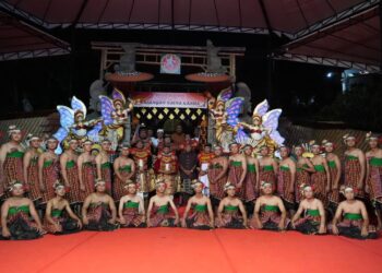 Sanggar Seni Waduk, Banjar Umakepuh, Desa Buduk, tampil membawakan Topeng Suluh sebagai Duta Kabupaten Badung pada PKB XLVIII 2026 di Kalangan Ratna Kanda, Taman Budaya Bali. -IST