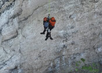 Tim SAR gabungan saat mengevakuasi 3 buruh yang terjebak air laut pasang di bawah tebing kawasan Pura Uluwatu, Badung. -IST