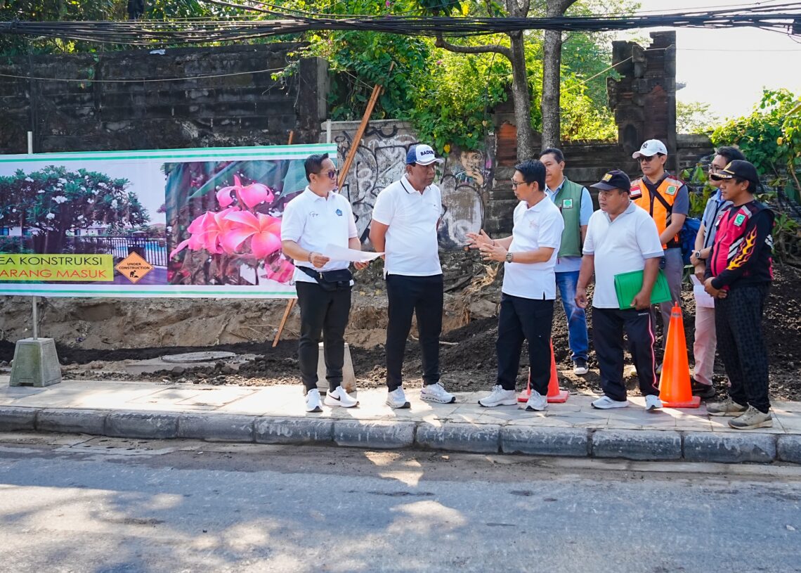 Bupati Badung I Wayan Adi Arnawa bersama Ketua DPRD Badung I Gusti Anom Gumanti melakukan inspeksi lapangan terhadap pelaksanaan penataan kawasan pedestrian di sepanjang Pantai Kuta, Sabtu (04/07/2026). -IST