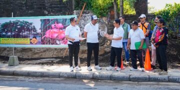 Bupati Badung I Wayan Adi Arnawa bersama Ketua DPRD Badung I Gusti Anom Gumanti melakukan inspeksi lapangan terhadap pelaksanaan penataan kawasan pedestrian di sepanjang Pantai Kuta, Sabtu (04/07/2026). -IST