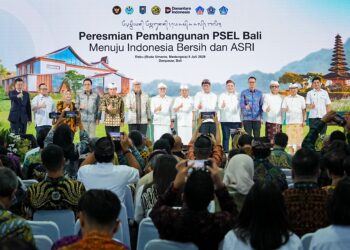 Bupati Badung, I Wayan Adi Arnawa (kedua dari kanan) saat menhadiri peletakan batu pertama PSEL Denpasar Raya. -IST