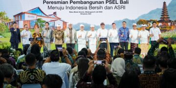 Bupati Badung, I Wayan Adi Arnawa (kedua dari kanan) saat menhadiri peletakan batu pertama PSEL Denpasar Raya. -IST