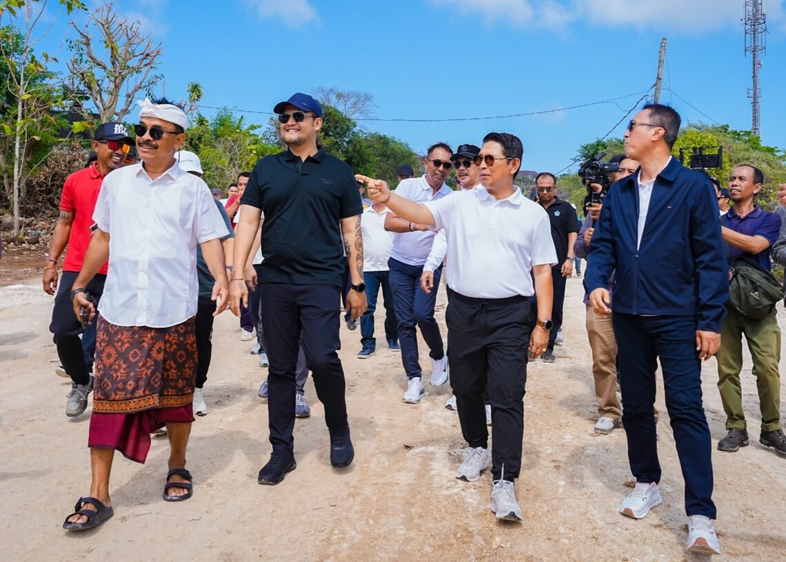 Bupati dan Wakil Bupati Badung meninjau proyek jalan lingkar Badung Selatan. -IST