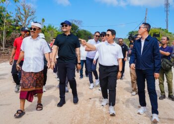 Bupati dan Wakil Bupati Badung meninjau proyek jalan lingkar Badung Selatan. -IST