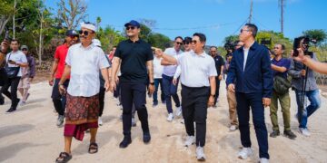 Bupati dan Wakil Bupati Badung meninjau proyek jalan lingkar Badung Selatan. -IST