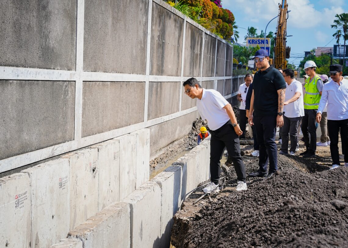 Bupati dan Wakil Bupati Badung saat meninjau proyek pengendali banjir di Kecamatan Kuta. -IST