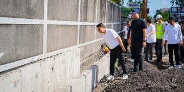Bupati dan Wakil Bupati Badung saat meninjau proyek pengendali banjir di Kecamatan Kuta. -IST