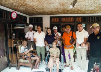 Bupati dan Ketua K3s Badung sambangi warga disabilitas di Abianbase. -IST