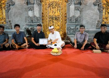 Bupati Badung Adi Arnawa saat menyerahkan santunan kedukaan kepada ahli waris. -IST