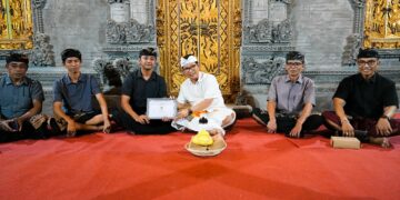 Bupati Badung Adi Arnawa saat menyerahkan santunan kedukaan kepada ahli waris. -IST