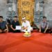 Bupati Badung Adi Arnawa saat menyerahkan santunan kedukaan kepada ahli waris. -IST
