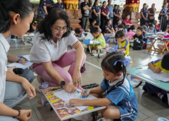Bunda Pendidikan Anak Usia Dini (PAUD) Kabupaten Badung, Nyonya Rasniathi Adi Arnawa, menghadiri peringatan Hari Anak Nasional dengan tajuk Ambawarna Raya, yang digelar di Wantilan Kantor Desa Ayunan, Kecamatan Abiansemal, Jumat (31/07/2026). -IST