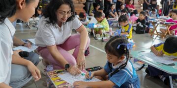 Bunda Pendidikan Anak Usia Dini (PAUD) Kabupaten Badung, Nyonya Rasniathi Adi Arnawa, menghadiri peringatan Hari Anak Nasional dengan tajuk Ambawarna Raya, yang digelar di Wantilan Kantor Desa Ayunan, Kecamatan Abiansemal, Jumat (31/07/2026). -IST