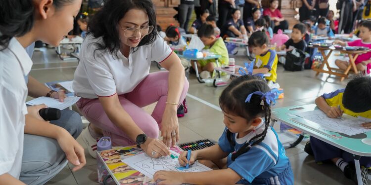 Bunda Pendidikan Anak Usia Dini (PAUD) Kabupaten Badung, Nyonya Rasniathi Adi Arnawa, menghadiri peringatan Hari Anak Nasional dengan tajuk Ambawarna Raya, yang digelar di Wantilan Kantor Desa Ayunan, Kecamatan Abiansemal, Jumat (31/07/2026). -IST